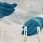 Représentation de molécules de PFAS s'accumulant dans l'organisme