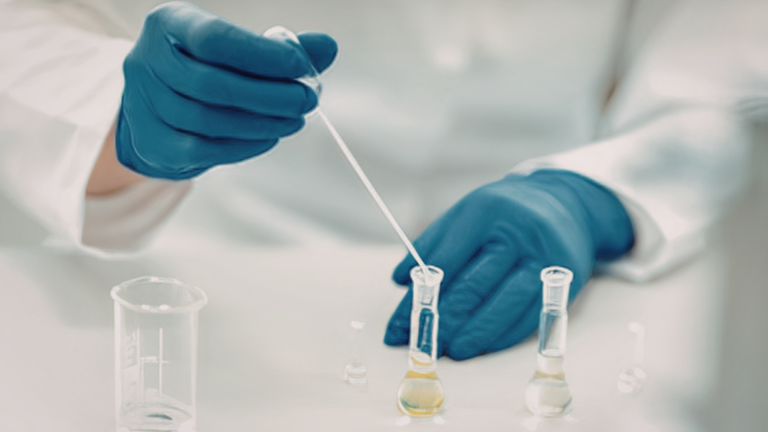 Représentation de molécules de PFAS s'accumulant dans l'organisme